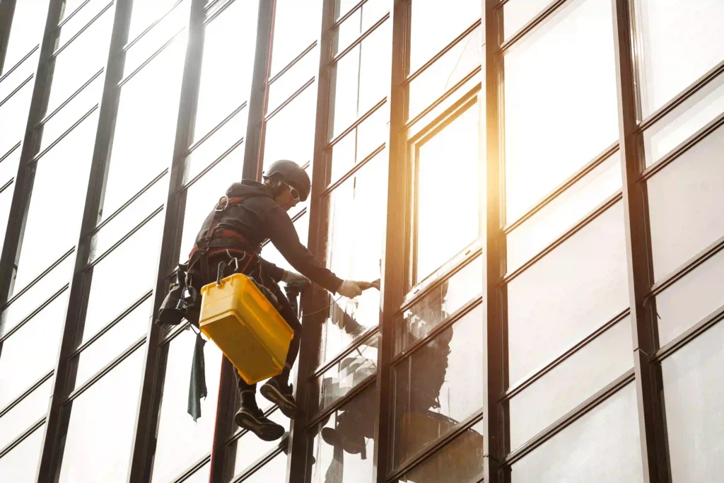 Equipo trabajando en una fachada