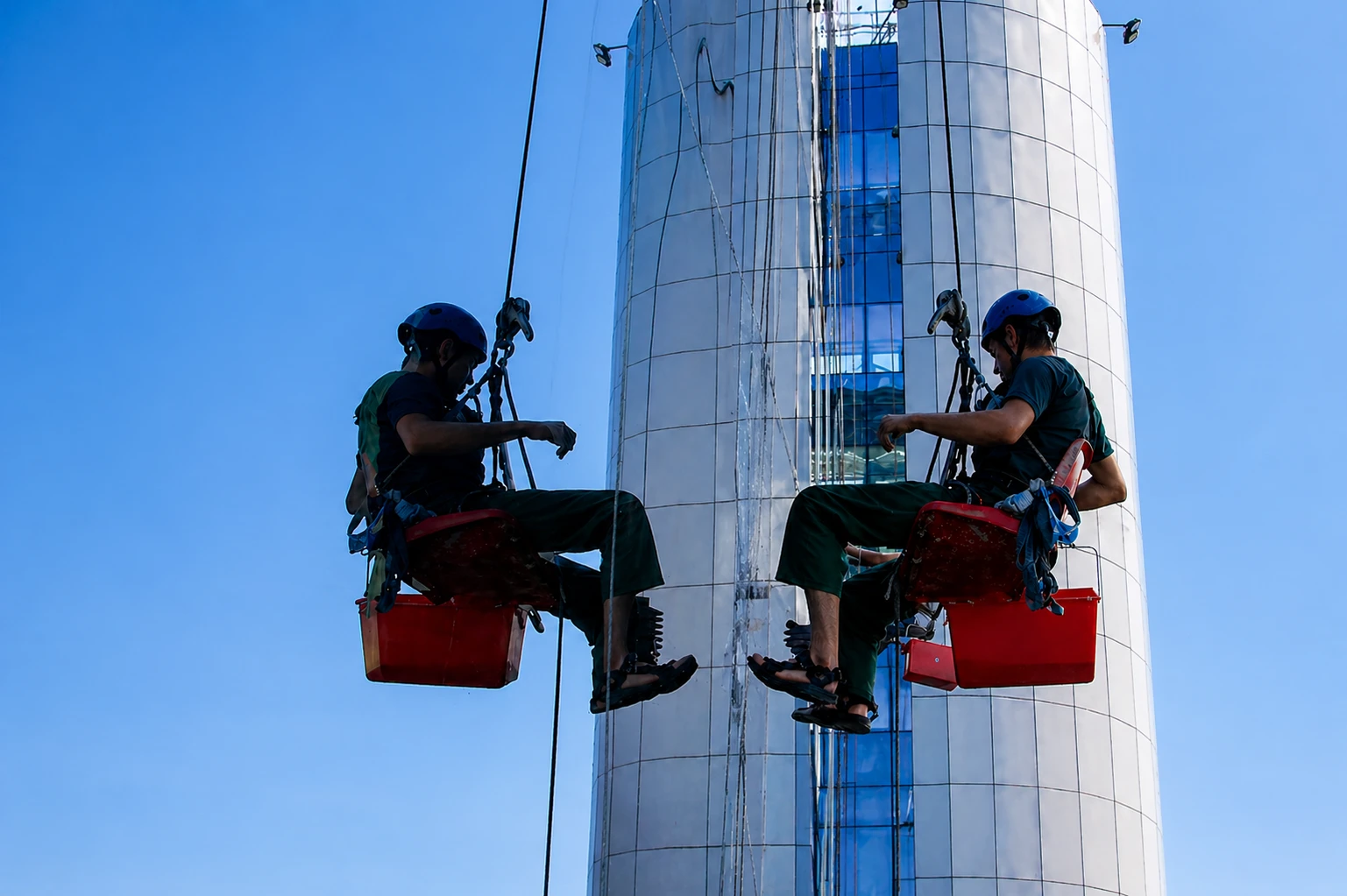 Limpieza con cuerdas bajo un voladizo acristalado